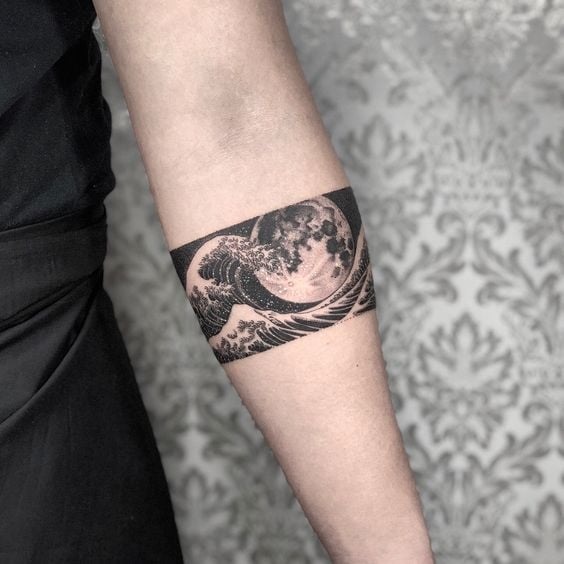 4 TOP 4 Tattoos von Armbändern Armbänder Abstraktes Motiv der schwarzen Natur auf Unterarmhöhe