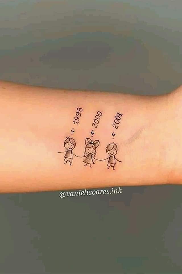 40 Tattoos of Mothers for Children Three Children on the Wrist with the year of birth of each one