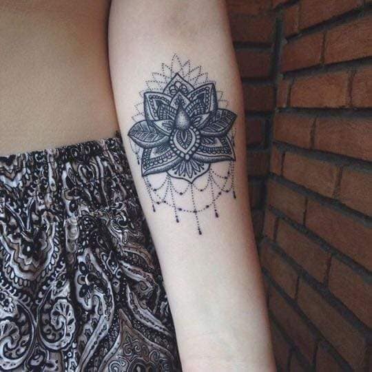 42 Lotusblumen-Tattoos in Schwarz mit vielen Details, Ornamenten und Anhängern auf dem Unterarm