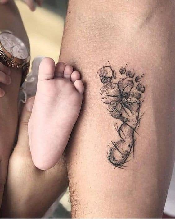 46 Tatuajes de Madres para Hijos Pie de bebe realista en negro en antebrazo