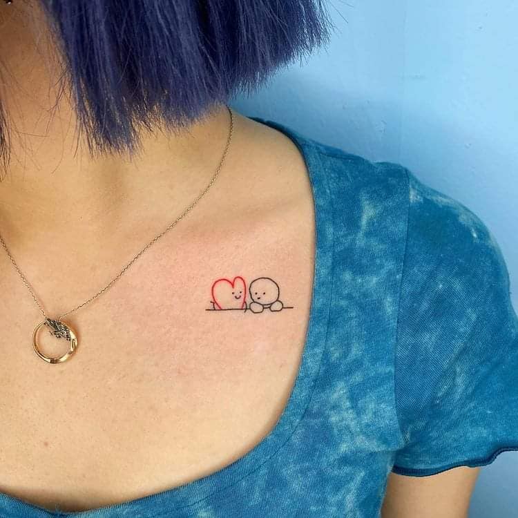 49 kleine Farbtattoos Zarte Zeichnung eines Herzens und eines Teddybären auf dem Schlüsselbein
