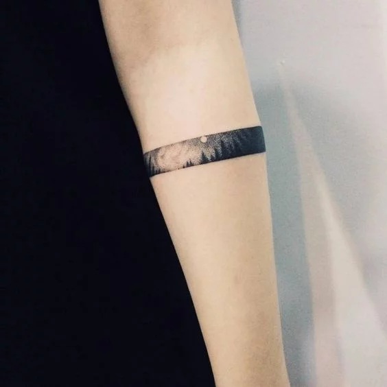 49 Tatuaggi su bracciale Dina a strisce nere con paesaggio forestale notturno