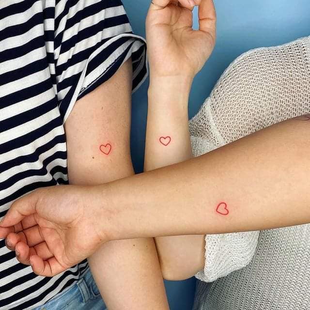 50 petits tatouages de couleur Trois coeurs sur le bras pour les amis