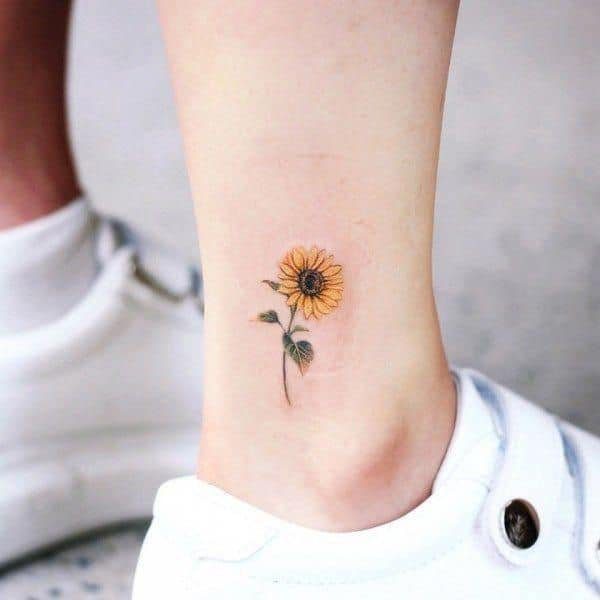 52 kleine Sonnenblumen-Tattoos auf der Wade