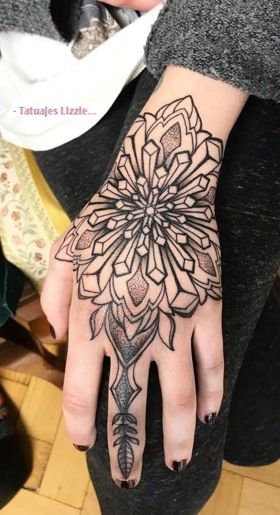 52 Tattoos auf Frauenhänden. Geometrisches 3D-Motiv auf dem Handrücken