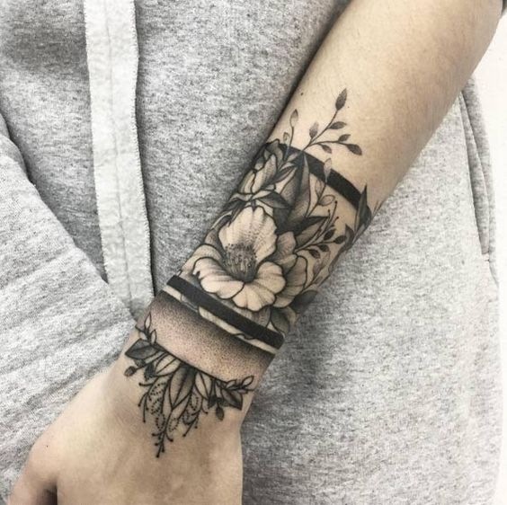 56 Tatuaggi a bracciale Strisce nere mescolate con la natura
