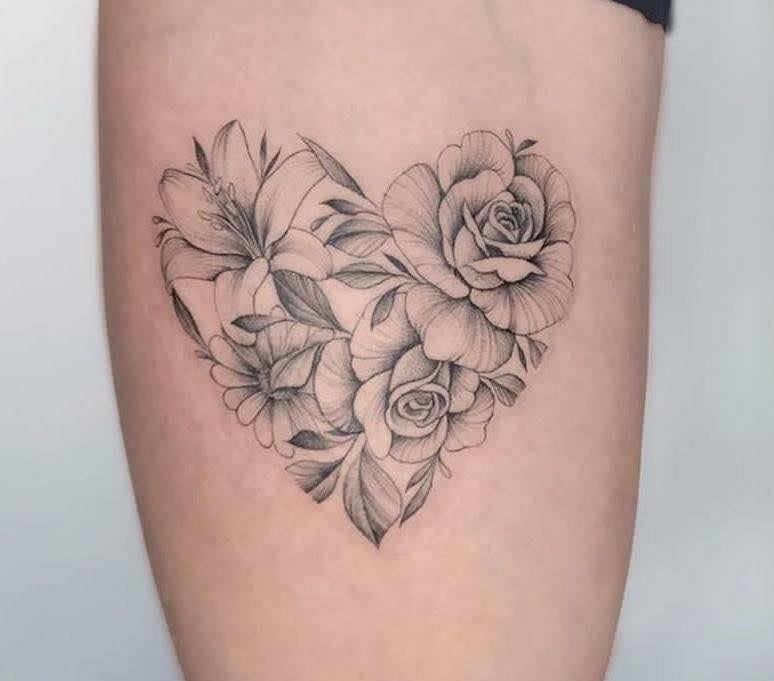 56 Tatuagens de coração com uma linha fina semelhante a um lápis com o interior cheio de flores