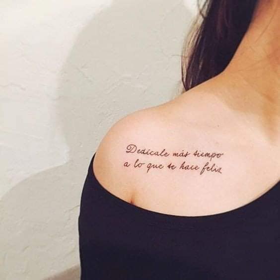 57 tatouages de phrases Consacrez plus de temps à ce qui vous rend heureux sur l'épaule et la clavicule