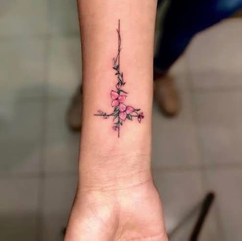 60 tatuagens de cruzes no pulso com florzinhas rosa invertidas