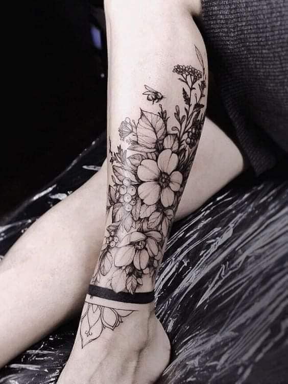 60 Tatuajes en pie y pantorrila motivo florales negro con abeja y flores tobillera de franja negra y adornos