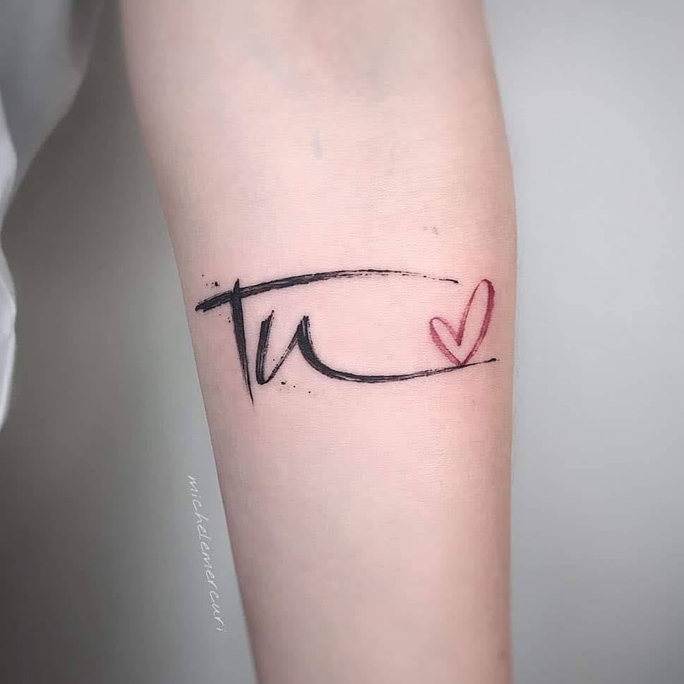 7 Tatuaje Palabra Tu con un corazon rojo en antebrazo trazo de marcador