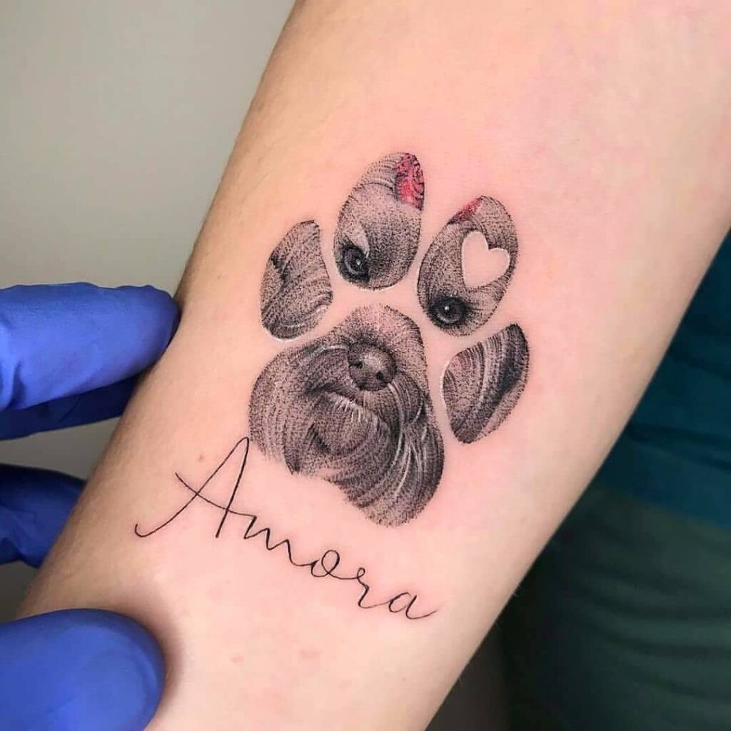 7 Tatouage de patte de chien avec un fond de visage de chien avec le nom amora sur l'avant-bras