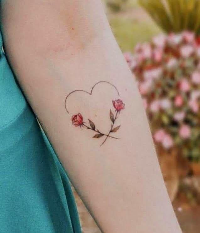 70 tatouages de coeur sur l'avant-bras avec deux roses rouges croisées