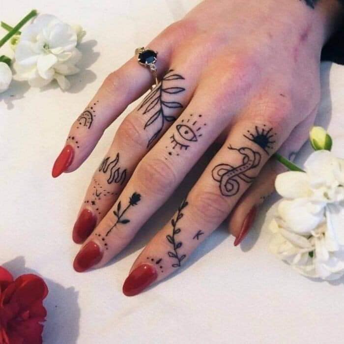 76 Tattoos auf den Händen, Auge des Orus, schwarze Rose, kleiner Schlangenzweig mit Blättern