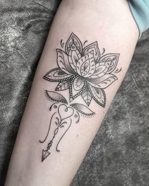 8 Fiore di loto nero con decorazioni a forma di freccia a cuore sull'avambraccio