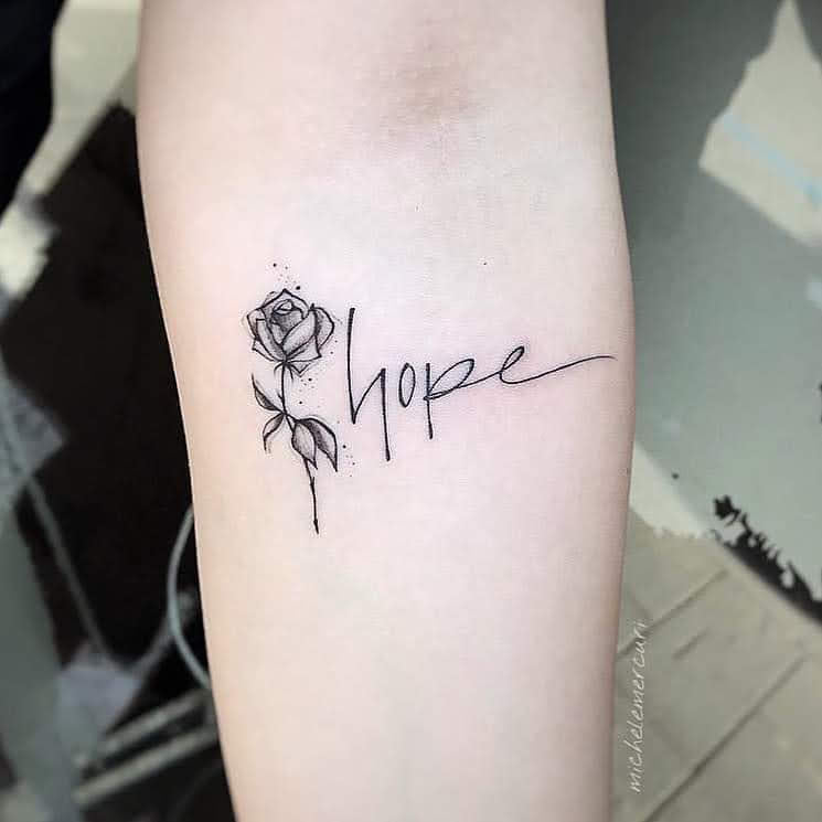 8 Tatuaje que dice Hope Esperar y una rosa pequena el contorno