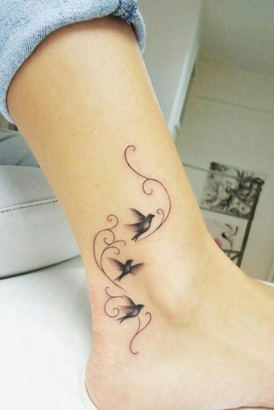 80 Tatuajes en Pie Tobillo Tres aves negras con adornos firuleteados