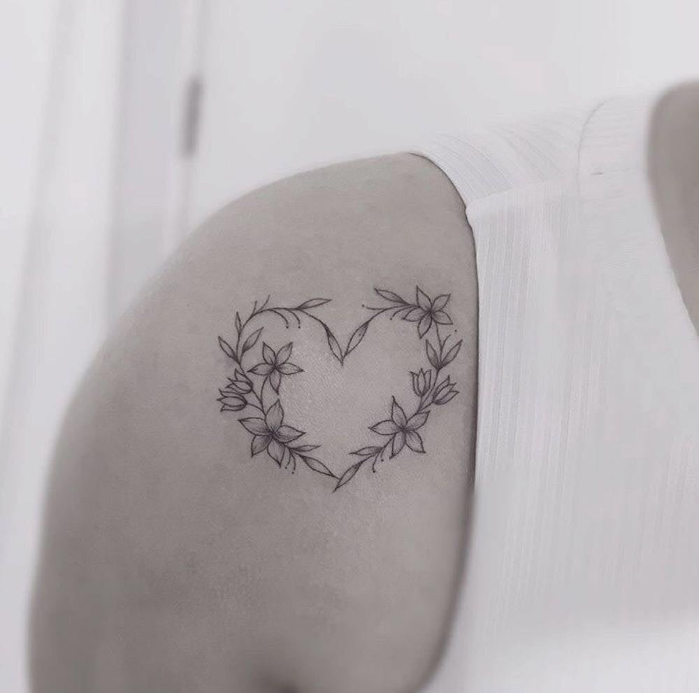 85 Tatuajes de Corazon en Clavicula hombro hecho de ramas y flores negras trazo fino
