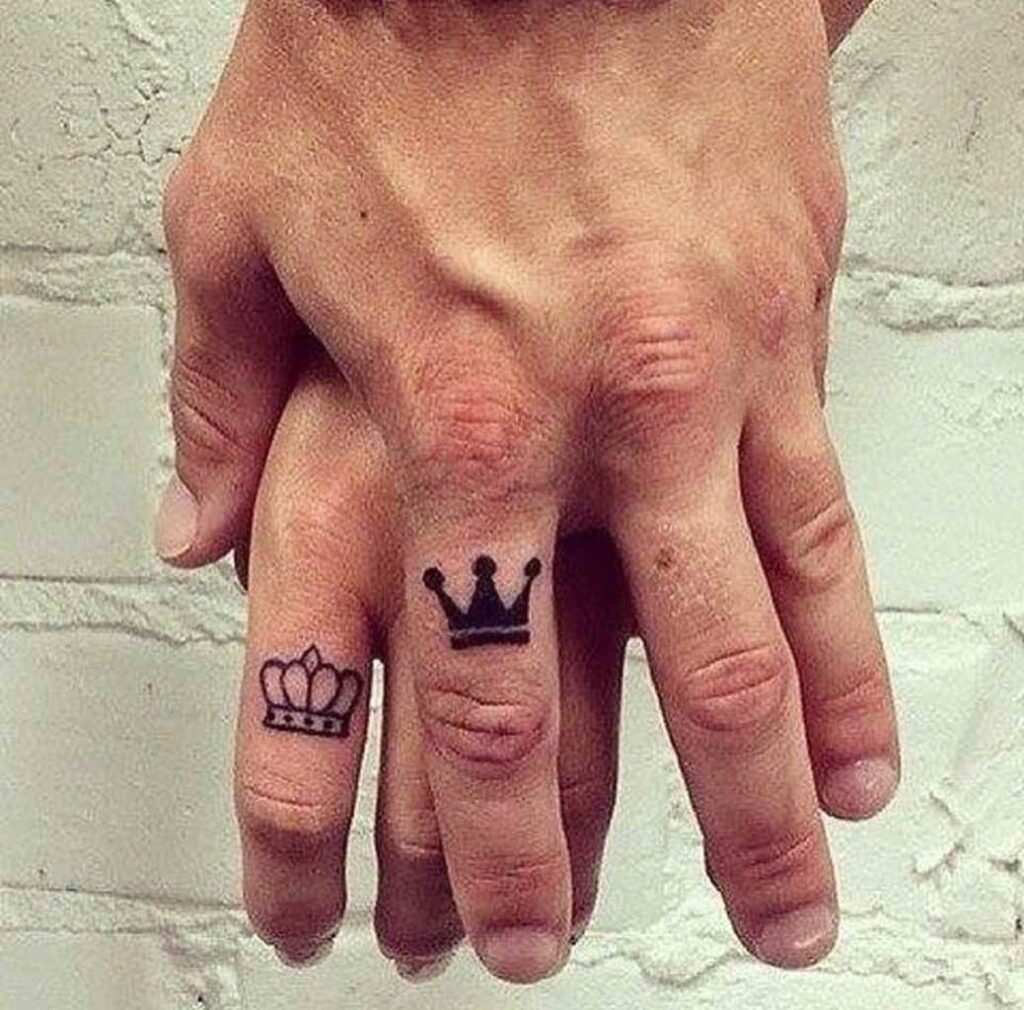 87 Tatuajes para Parejas pequena coronas de rey y reina en los dedos indices