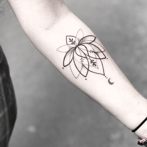 89 Lotus Flower Tattoo con tratti geometrici neri e piccola luna sull'avambraccio
