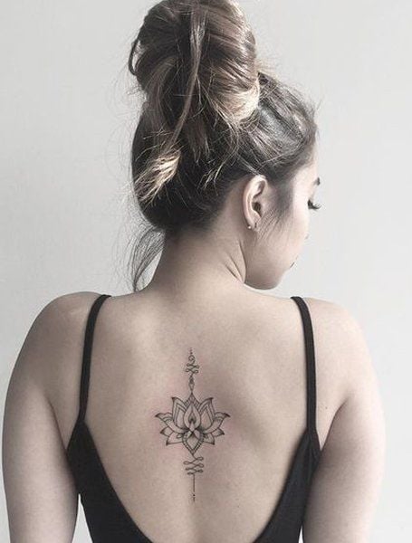 89 Lotusblumen-Tattoo auf dem Rücken zwischen den Schulterblättern mit schwarzem Unalome