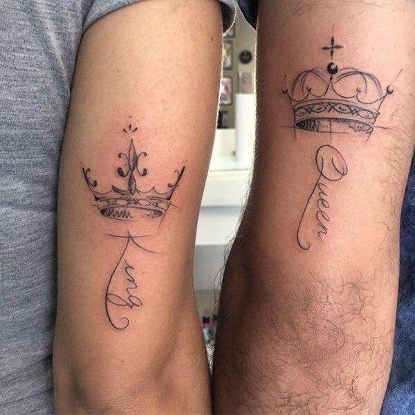 89 Tattoos für Paare Kronen von König und Königin auf der Rückseite des Arms mit schwarzem Bleistift vom Typ „König und Königin“.
