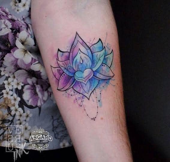 9 Azul Violeta e Flor de Lótus Celestial no antebraço