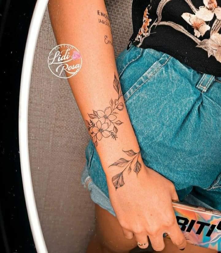 9 Tatuajes Realmente Bellos Mujeres Rama a lo largo del Brazo enredada contorno de flores y hojas negro