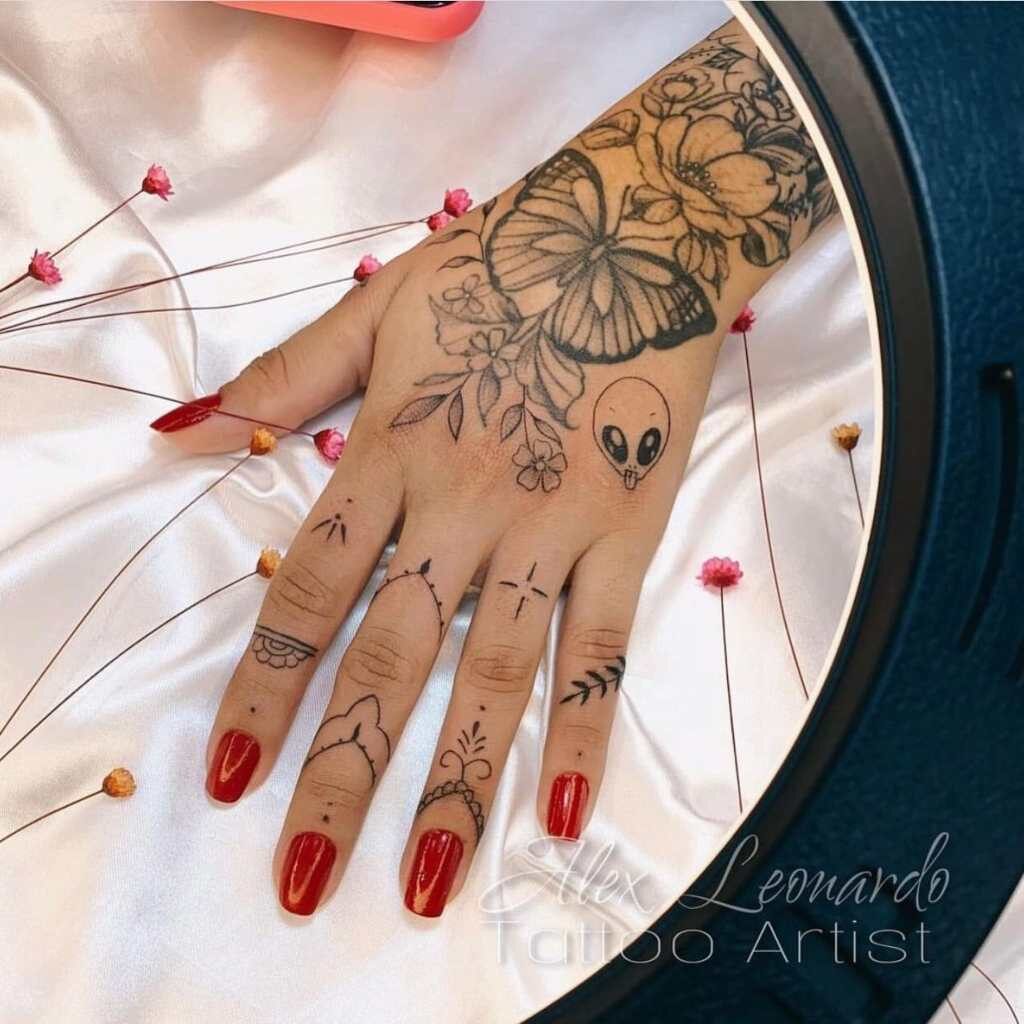 95 Tatuajes en las Manos Mariposa Flores Adornos en los dedos cara de Extraterrestre