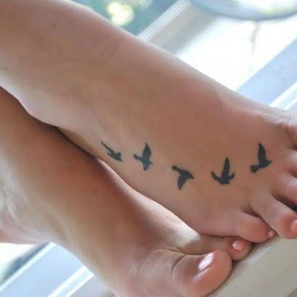 Tatuaje en el Pie Empeine Bandada de cinco aves Golondrinas