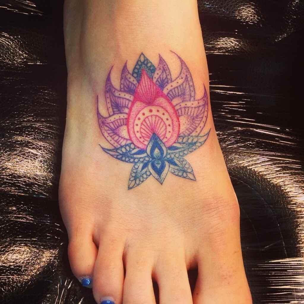Tatuaje en el Pie Empeine Flor de Loto Multicolor Violetas Azules
