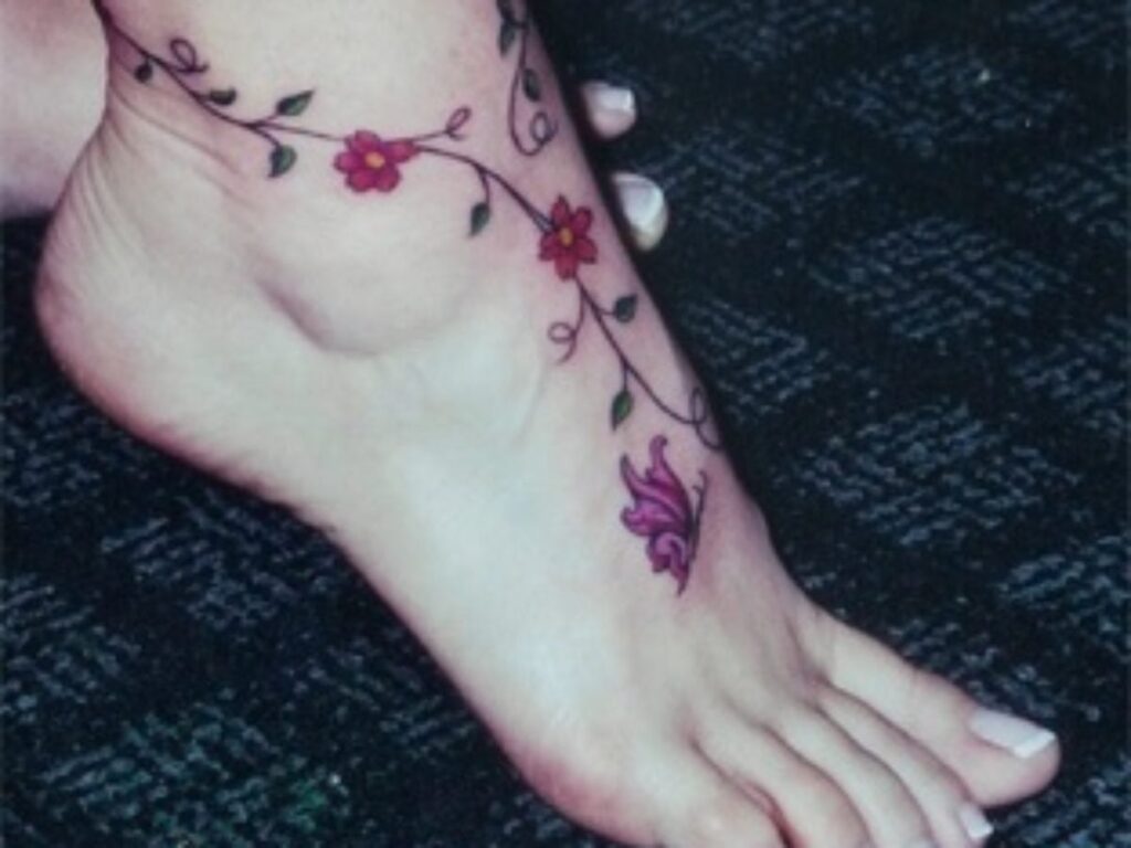 Tatuaje en el Pie Empeine Ramita con Flores Rojas