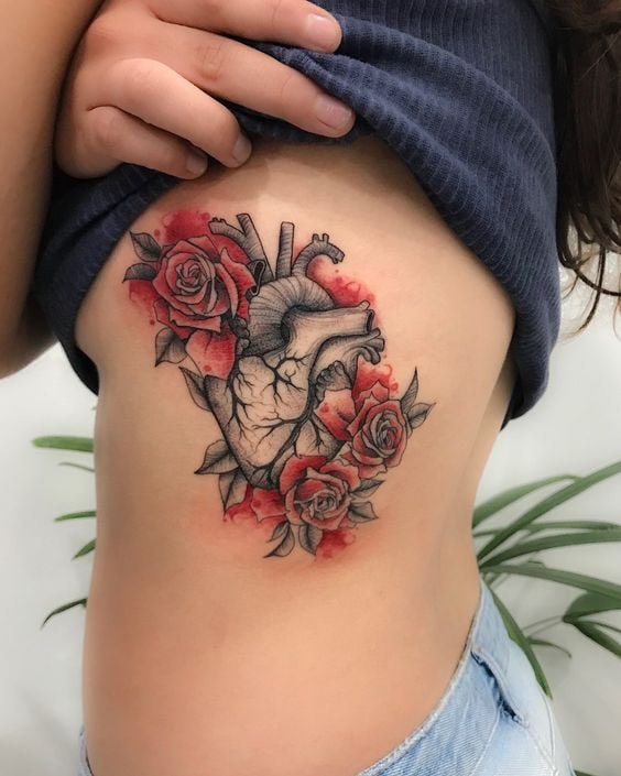 Herz-Tattoos mit drei roten Rosen und Arterien und Venen in den Rippen
