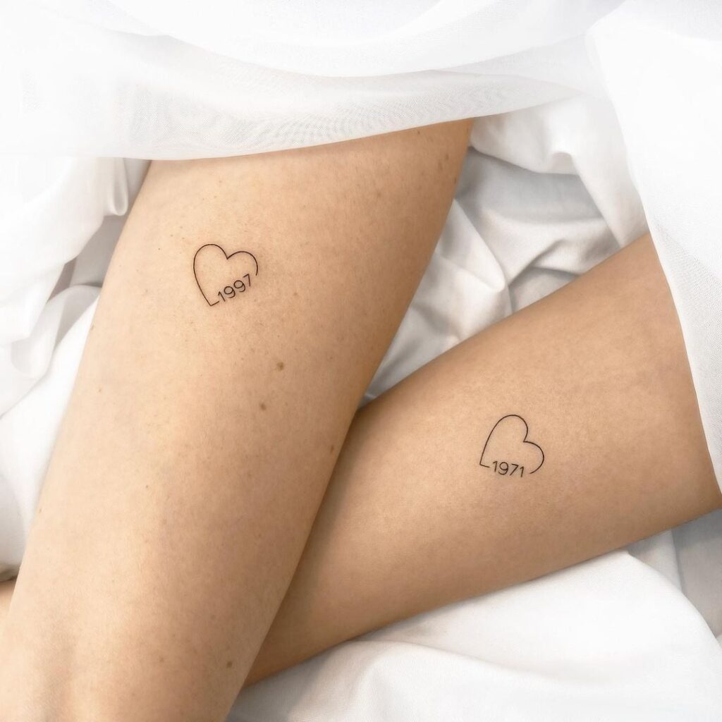 Herz-Tattoos für Paare, Freunde, Cousinen, Schwestern, zwei klein mit feiner Kontur und den Jahren 1971 und 1997