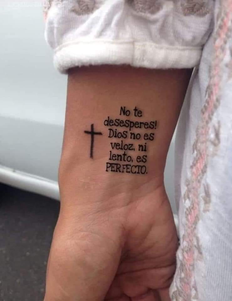 Tätowierungen mit Kreuzen und dem Satz „Verzweifeln Sie nicht: Gott ist nicht schnell oder langsam“ sind PERFEKT am Handgelenk