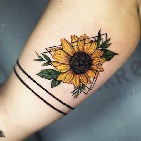 Sonnenblumen-Tattoos, eingeschrieben in zwei übereinanderliegenden Dreiecken