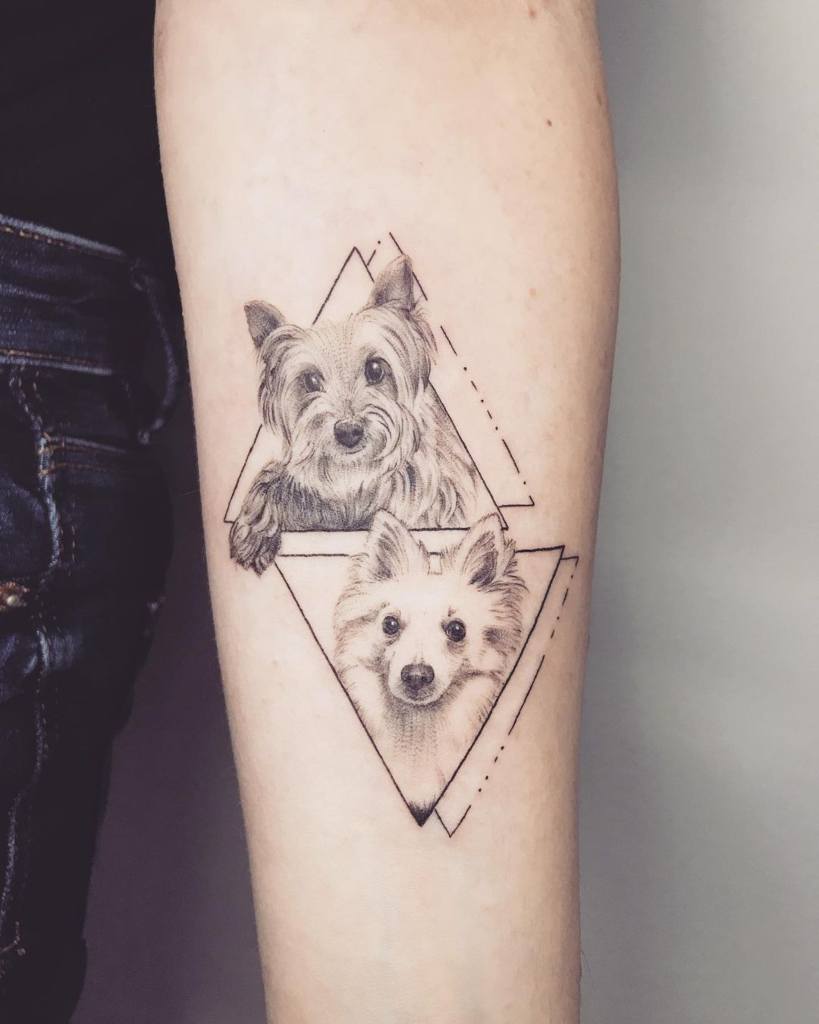 Tatuaggi di cani, due triangoli con le loro ombre in linee tratteggiate, ritratto dei due animali domestici, uno bianco