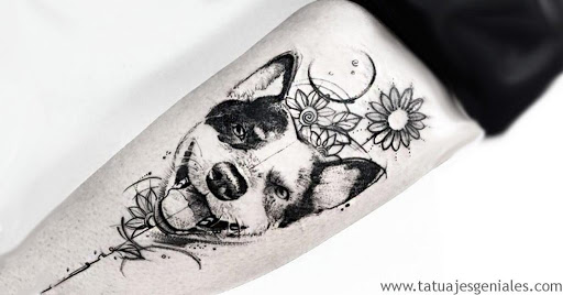 Tatuaggi di cane sull'avambraccio con fiori di luna e linea di ritratto del volto di cane in bianco e nero