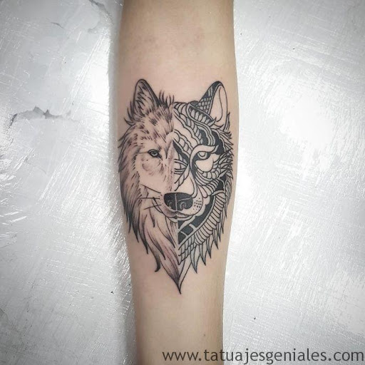 Tatuagens metade rosto lobo e metade cachorro com ornamentos tribais