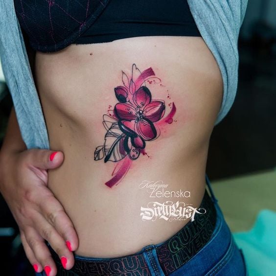 Fleur violette aquarelle avec des tatouages de plumes noires abstraites sur les côtes