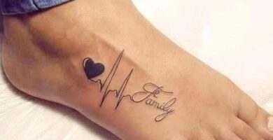 1 TOP 1 전기 문신은 가족이라는 단어와 검정색으로 칠해진 하트가 있는 발 위의 문신입니다.