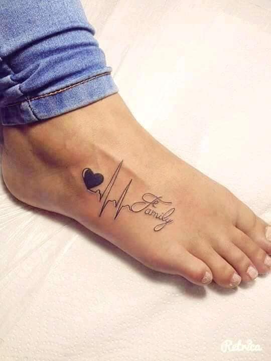 1 TOP 1 Eletros Tatuagens no Pé com a palavra Família e coração pintado de preto