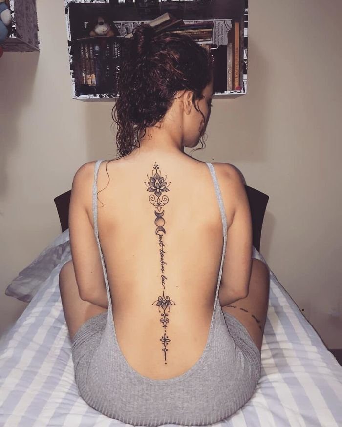 109 Mujer columna tatuajes en la espalda Flor de loto Frases adornos fases lunares