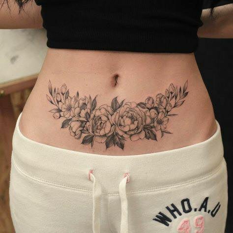 11 tatouages d'abdomen sur le bas du ventre bouquet de fleurs noires symétriques