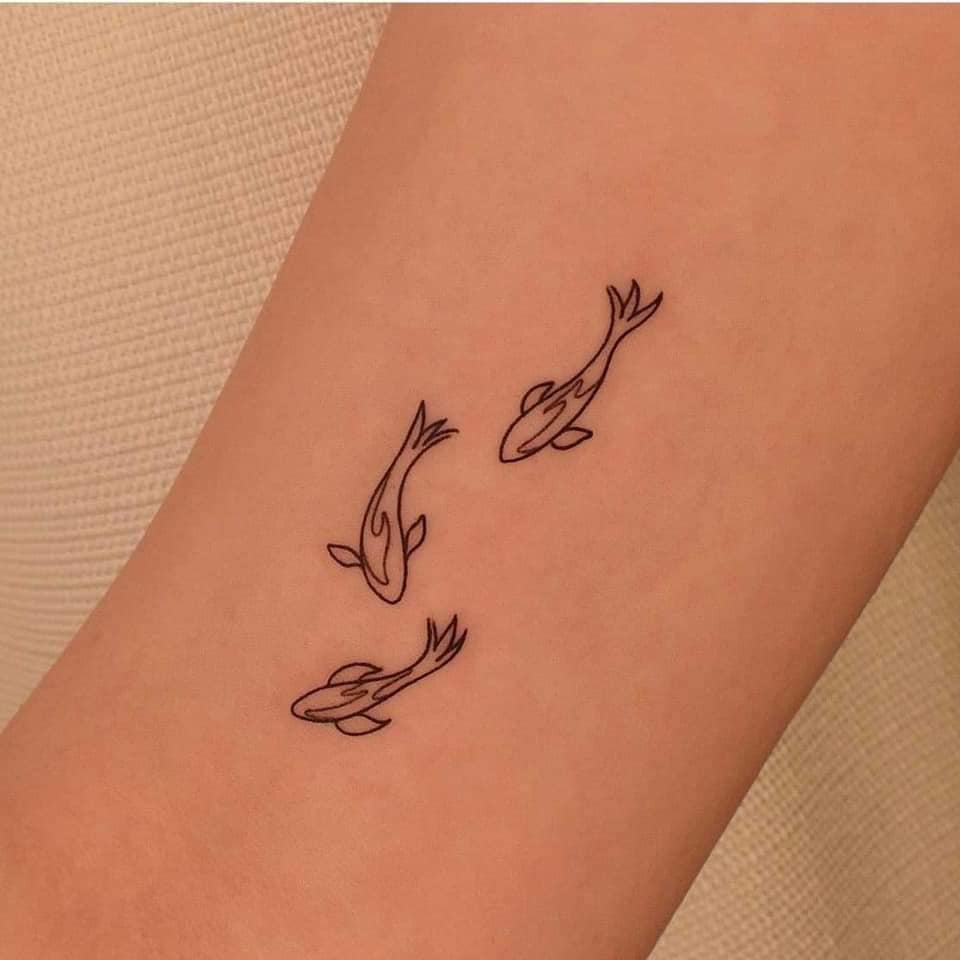 11 piccoli tatuaggi minimalisti Tre pesci Koi contorno nero
