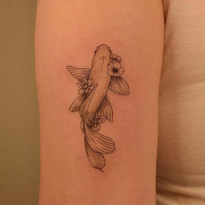 112 zarte kleine schwarze Koi-Fisch-Tattoos auf dem Arm mit Blumen