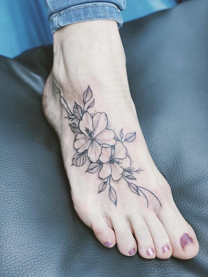 113 tatuagens no tornozelo e contorno do peito do pé de flores e folhas negras