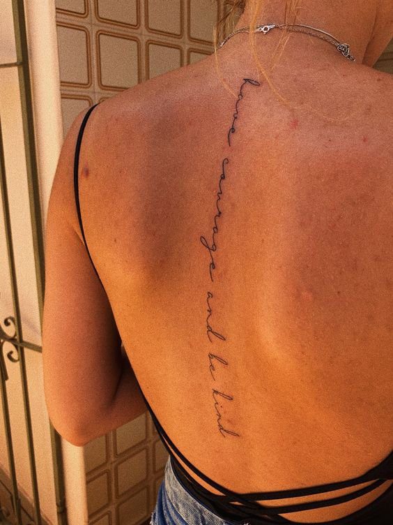 12 Mujer columna tatuajes en la espalda inscripcion en letra cursiva