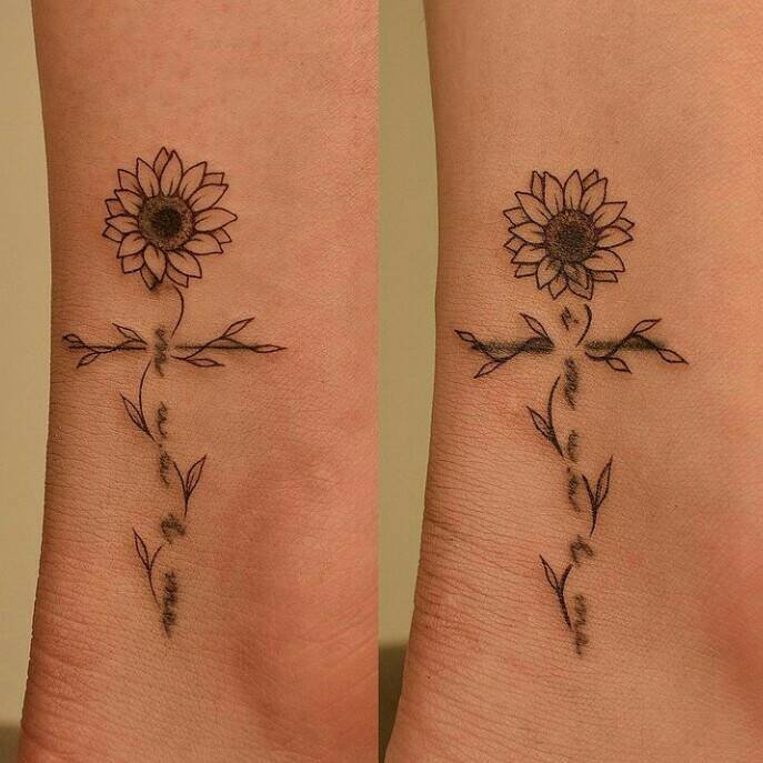 13 gepaarte kleine minimalistische Tattoos Sonnenblume mit Kreuz als Stiel und Blättern am Handgelenk