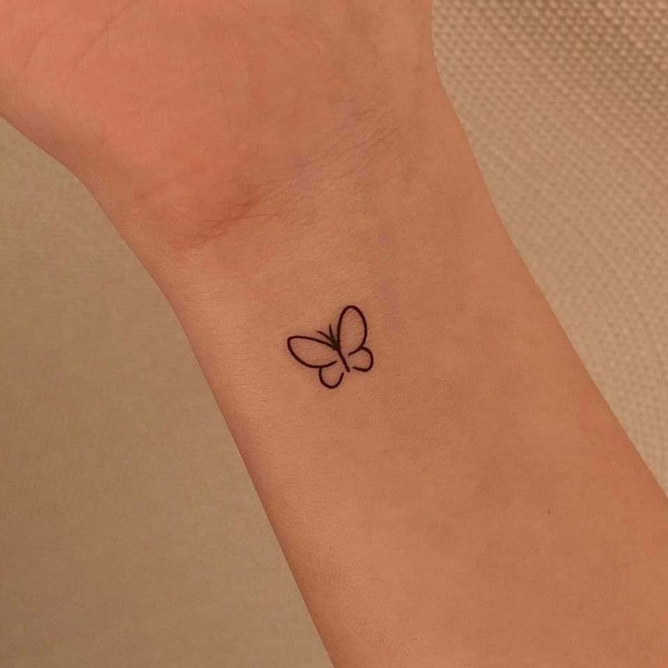 13 piccoli tatuaggi minimalisti Una farfalla sul polso